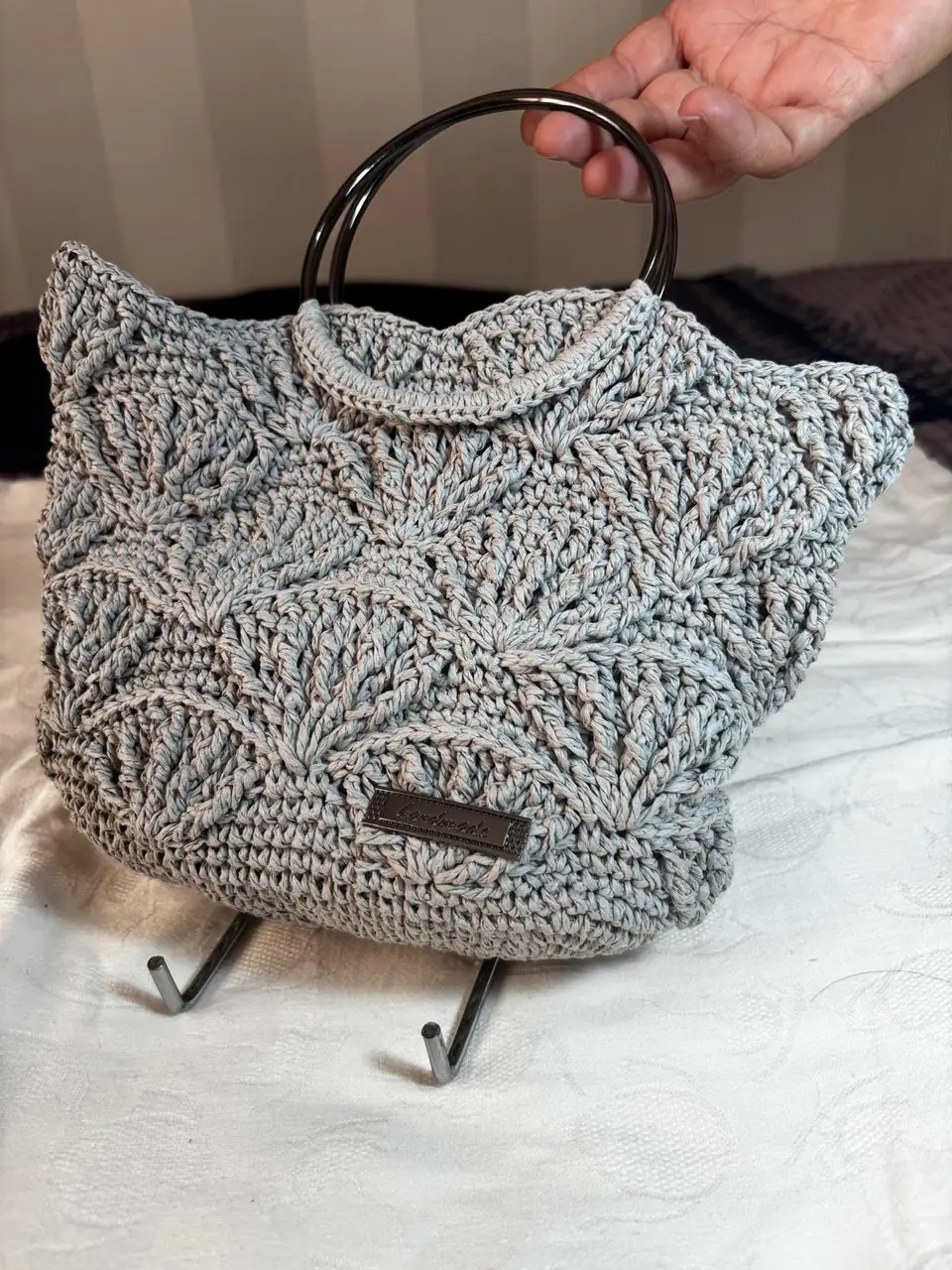 Metal halka saplı, deniz kabuğu desenli gri örgü çanta