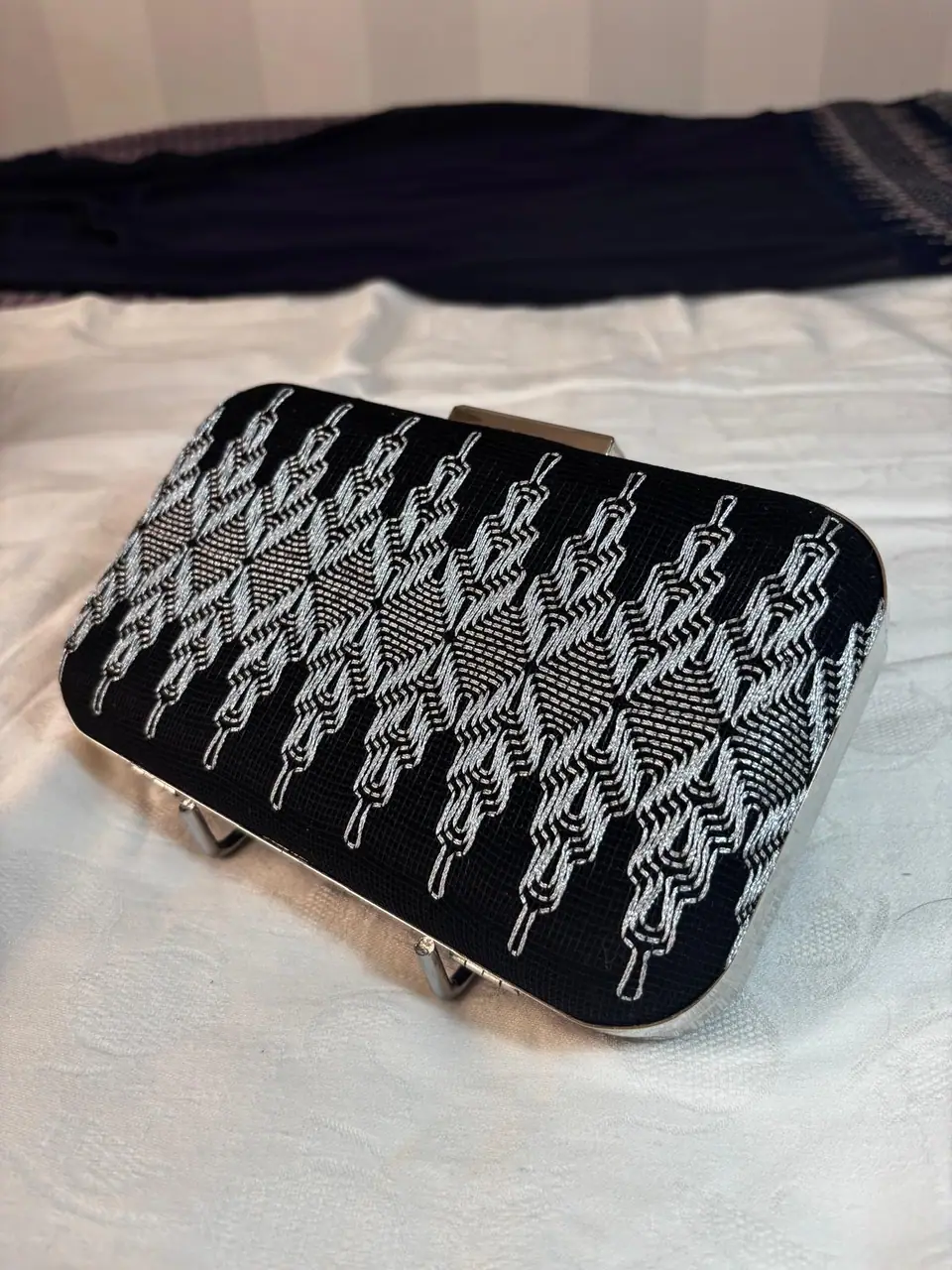 Siyah zemin üzerine beyaz iplikle elmas desenli kutu clutch
